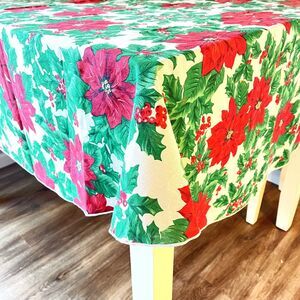 VTG Christmas Oval Tablecloth Red Poinsetta Green Holly Traditional 58" x 80"